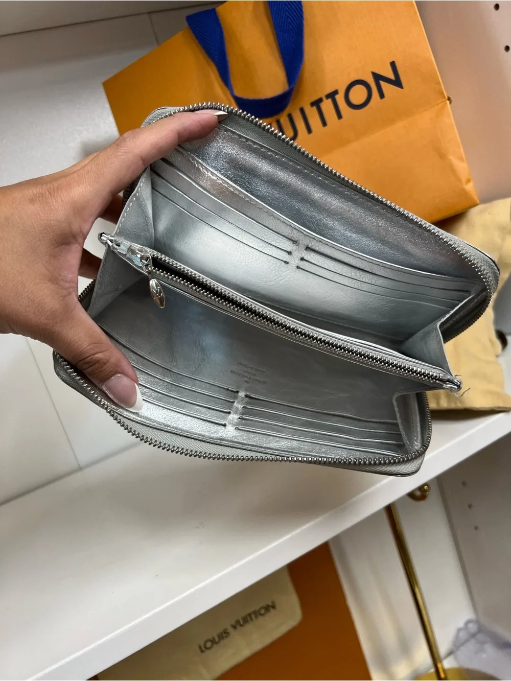 🔥🔥 Louis Vuitton Metallic Silver Suhali Goatskin Zippy Wallet with dust bag